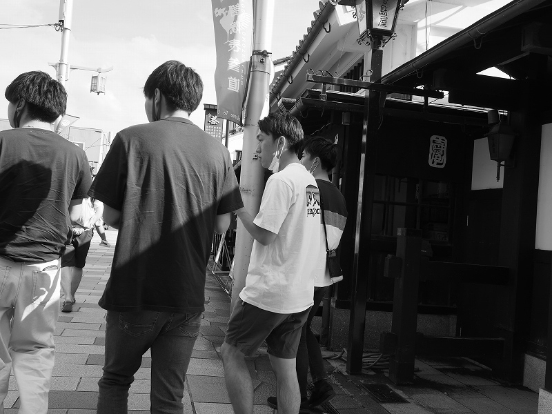 少年たちはアゴマスク_e0374932_06180009.jpg
