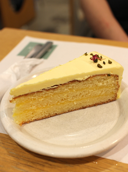 ローズベーカリー キャロットケーキとエルダーフラワーケーキ クラシックな暮らし ローズベーカリー キャロットケーキとエルダーフラワーケーキ クラシックな暮らし