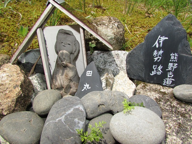 ミニお地蔵さんがお出迎え(その1)(撮影:8月9日)_e0321325_08474915.jpg