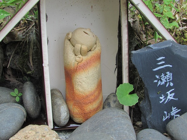 ミニお地蔵さんがお出迎え(その1)(撮影:8月9日)_e0321325_08490442.jpg