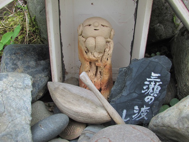 ミニお地蔵さんがお出迎え(その1)(撮影:8月9日)_e0321325_08492354.jpg