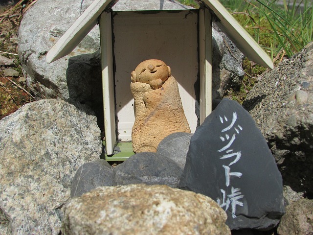 ミニお地蔵さんがお出迎え(その1)(撮影:8月9日)_e0321325_08494078.jpg
