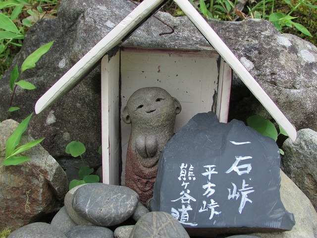 ミニお地蔵さんがお出迎え(その1)(撮影:8月9日)_e0321325_08501111.jpg