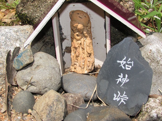 ミニお地蔵さんがお出迎え(その1)(撮影:8月9日)_e0321325_08502748.jpg