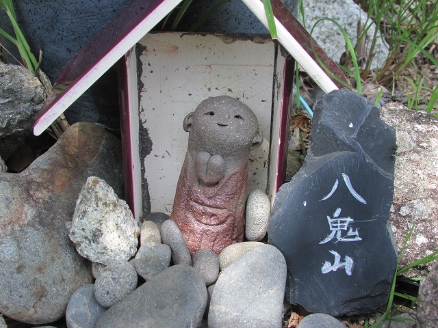 ミニお地蔵さんがお出迎え(その1)(撮影:8月9日)_e0321325_08510239.jpg