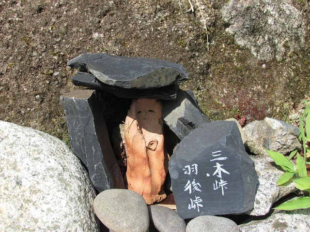 ミニお地蔵さんがお出迎え(その2)(撮影:8月9日)_e0321325_09382772.jpg
