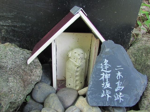 ミニお地蔵さんがお出迎え(その2)(撮影:8月9日)_e0321325_09384700.jpg