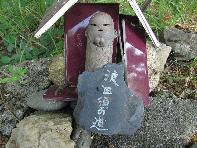 ミニお地蔵さんがお出迎え(その2)(撮影:8月9日)_e0321325_09390164.jpg