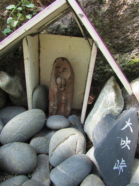 ミニお地蔵さんがお出迎え(その2)(撮影:8月9日)_e0321325_09391507.jpg