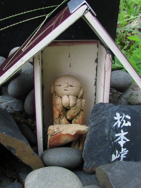 ミニお地蔵さんがお出迎え(その2)(撮影:8月9日)_e0321325_09394358.jpg