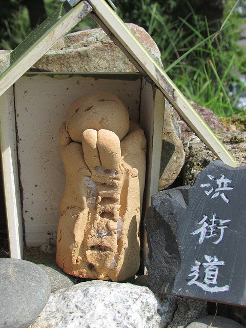 ミニお地蔵さんがお出迎え(その2)(撮影:8月9日)_e0321325_09400970.jpg