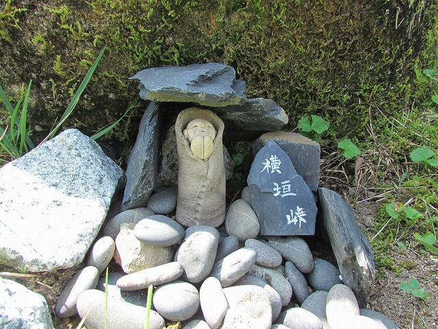 ミニお地蔵さんがお出迎え(その2)(撮影:8月9日)_e0321325_09402433.jpg