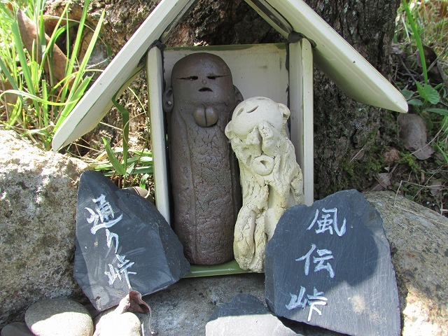 ミニお地蔵さんがお出迎え(その2)(撮影:8月9日)_e0321325_09405480.jpg