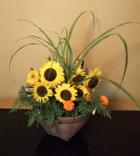 ひまわりとマリーゴールドを生けました 一花日和