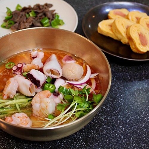 夏は 韓国のつめた いお刺身スープ麺 ムルフェククス いかがですか キムチ屋修行の道