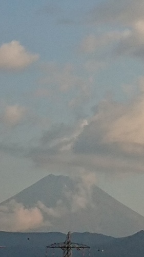 8月14日　5時半頃の我が家の駐車場から見た富士山です_d0390236_07593923.jpg