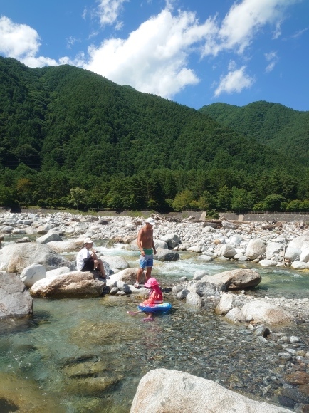 ファミリーキャンプ２日目 川遊び 年をとるのも悪くない