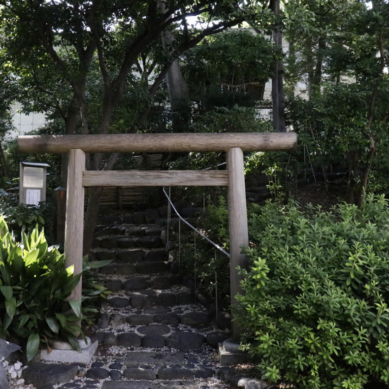 代官山にある登れる古墳「猿楽塚」_c0060143_04531175.jpg