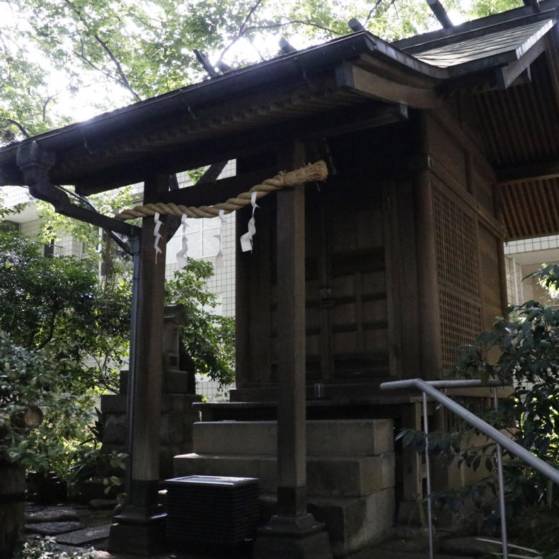 代官山にある登れる古墳「猿楽塚」_c0060143_04531398.jpg