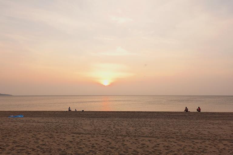 夕日に向かってバカヤロー ひねもすのたりの時かいな 夕日に向かってバカヤロー ひねもすのたりの時かいな