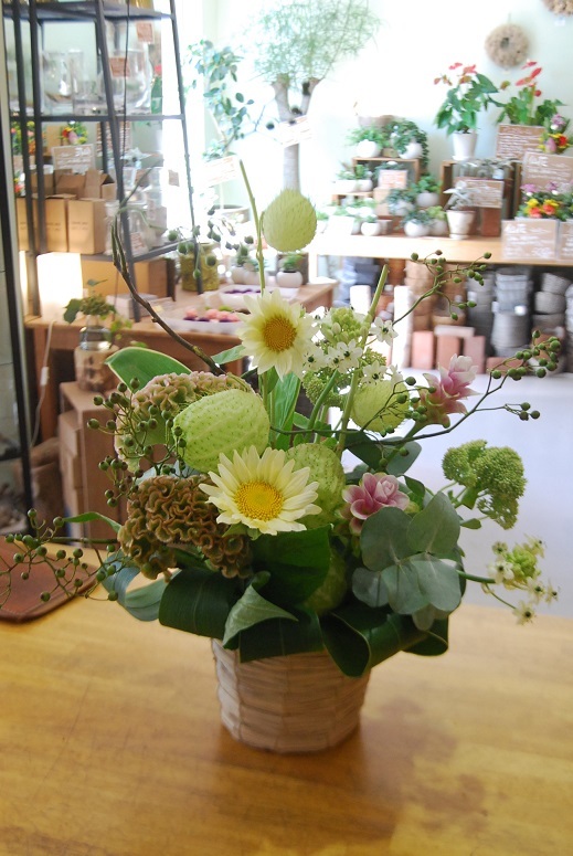 アレンジメントのご紹介と木花の夏休みの変更のお知らせ。_a0201358_13421153.jpg