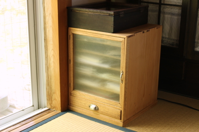 新しい古道具、扉付き収納棚の使い心地♪_f0354014_11483204.jpg