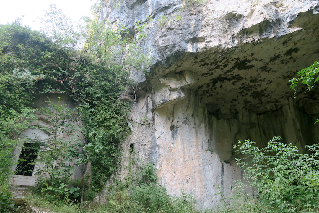渓谷の岩窟に古い教会の跡、聖エウスターキオ修道院_f0234936_17104258.jpg