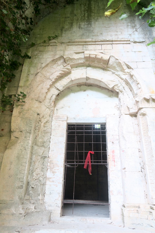 渓谷の岩窟に古い教会の跡、聖エウスターキオ修道院_f0234936_17145571.jpg