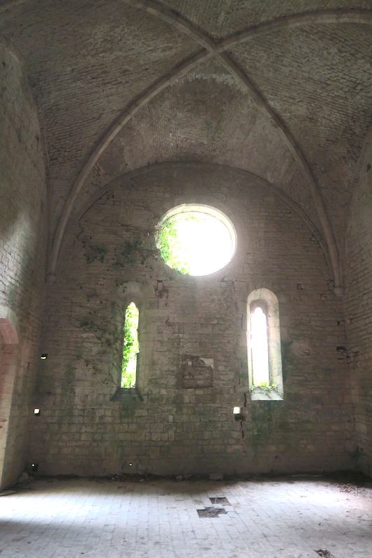 渓谷の岩窟に古い教会の跡、聖エウスターキオ修道院_f0234936_17294659.jpg