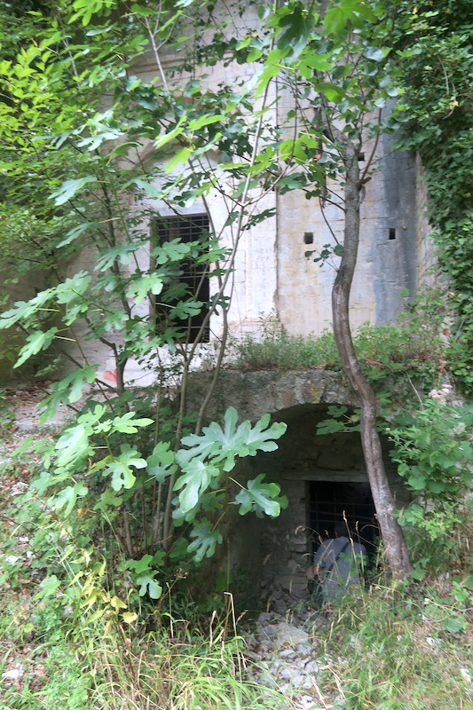 渓谷の岩窟に古い教会の跡、聖エウスターキオ修道院_f0234936_17391671.jpg
