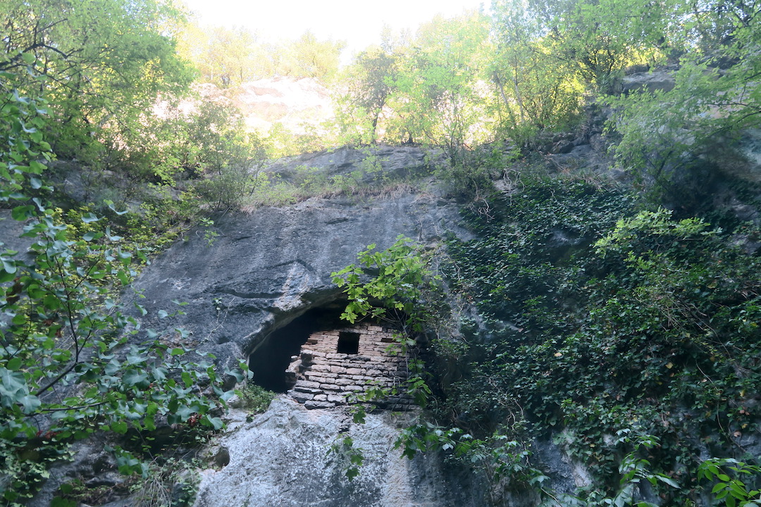 渓谷の岩窟に古い教会の跡、聖エウスターキオ修道院_f0234936_1812017.jpg