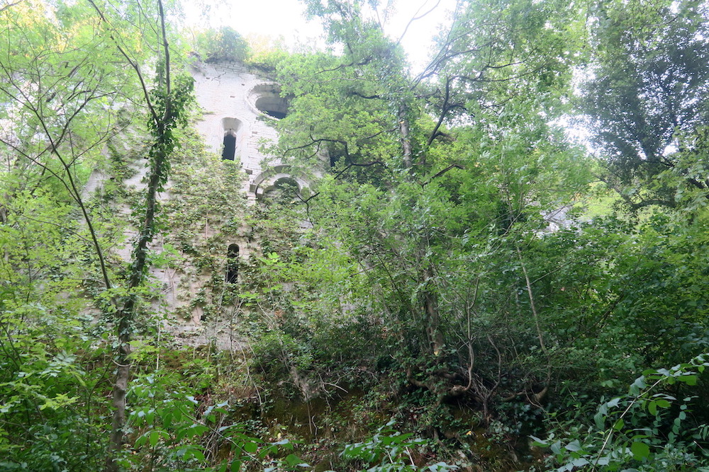 渓谷の岩窟に古い教会の跡、聖エウスターキオ修道院_f0234936_18221080.jpg