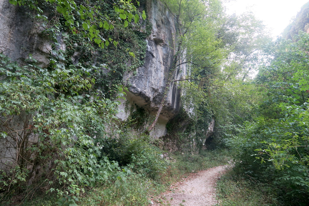 渓谷の岩窟に古い教会の跡、聖エウスターキオ修道院_f0234936_1872632.jpg