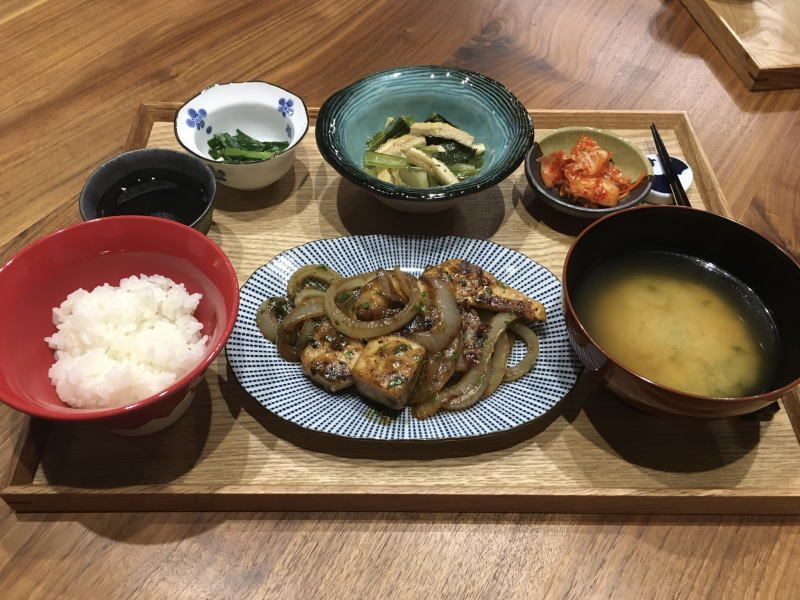 献立 カジキマグロと玉ねぎの山椒味噌炒め ニラのお浸し 小松菜とカブと油揚げの煮浸し キムチ ほうれん草と油揚げのお味噌汁 日本酒 Kajuの 今日のお料理 簡単レシピ