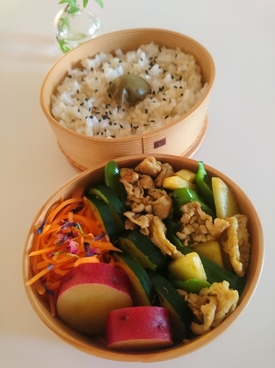 8 21豚肉とじゃがいもとピーマンのカレー炒め弁当 嬉しいプレゼント お弁当と春の空