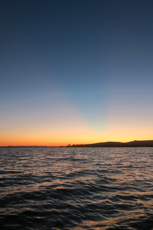 友と湖上ゆけば夕日沈み二日月、トラジメーノ湖_f0234936_8325221.jpg