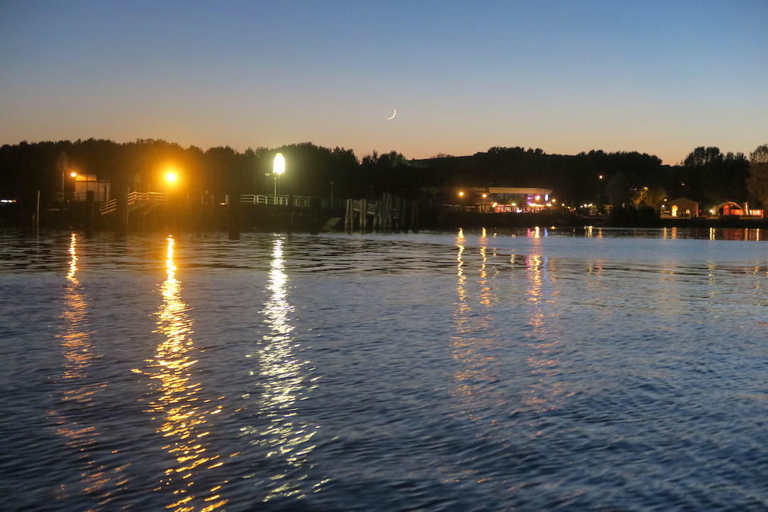 友と湖上ゆけば夕日沈み二日月、トラジメーノ湖_f0234936_835665.jpg
