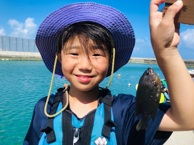 夏のあおぞら学童クラブ 8 21 自分で作った釣りざおで魚釣りに挑戦 もう釣れないと諦めかけたその時 いい流れがやっきた ねこんちゅ通信 ネコのわくわく自然教室