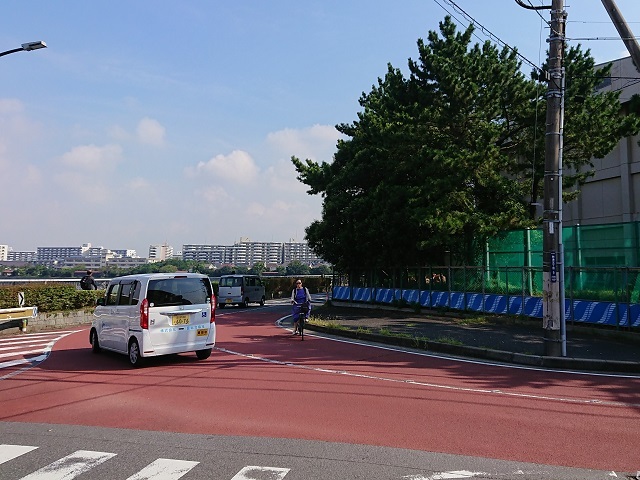 県立津田沼高校西側の道路拡幅工事・・・歩道と自転車通行帯の整備_c0236527_23232314.jpg