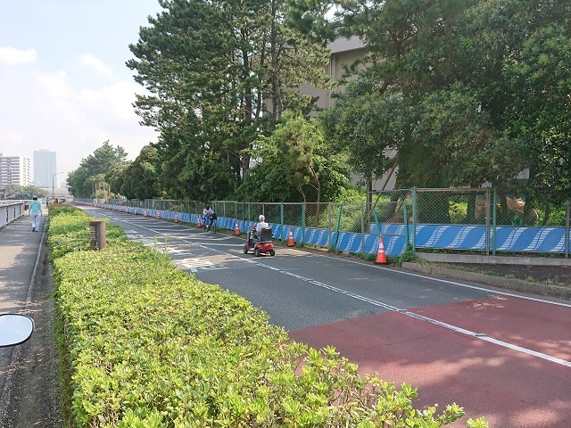 県立津田沼高校西側の道路拡幅工事・・・歩道と自転車通行帯の整備_c0236527_23233197.jpg