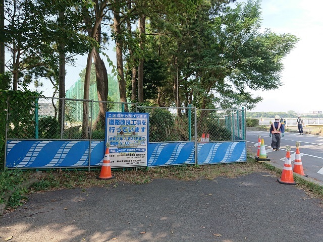 県立津田沼高校西側の道路拡幅工事・・・歩道と自転車通行帯の整備_c0236527_23233954.jpg