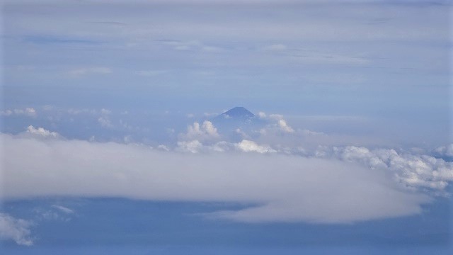 藤田八束の鉄道写真@青森空港とFDAに突然の雨、そして陽炎、夏の富士山になんと雪が無い、貨物列車金太郎が石油を運びます。岩切駅にて_d0181492_21350271.jpg