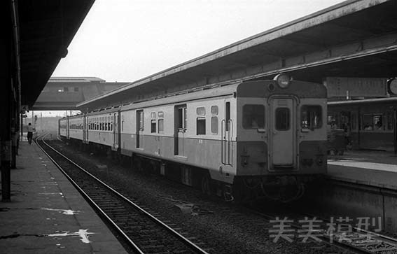 半世紀前のネガシートから 国鉄 千葉駅 ③_d0110009_12343932.jpg