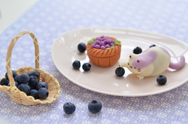 庭のブルーベリーで遊ぶ練り切り猫 お茶の時間にしましょうか キャロ ローラのちいさなまいにち Caroline Laura S Tea Break 庭のブルーベリーで遊ぶ練り切り猫 お茶の時間にしましょうか キャロ ローラのちいさなまいにち Caroline Laura S Tea Break