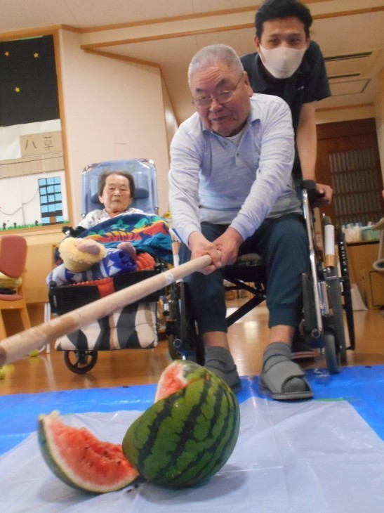 【恒例】 8月の締めくくりは スイカ割り! _d0170019_14333996.jpg