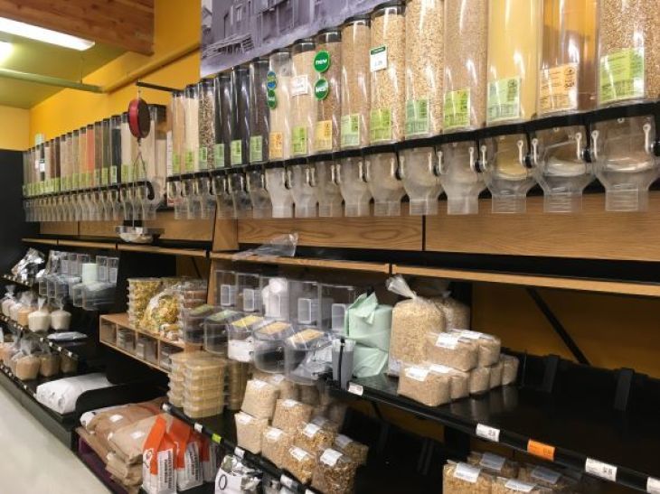 ダウンタウンの小さなスーパーマーケット Co-op Market Grocery & Deli_b0135948_15361010.jpg