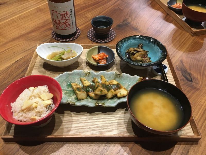 献立 焼きたけのこに山椒味噌 小松菜とカブと油揚げの煮浸し キムチ 茄子と舞茸のピリ辛めんつゆ炒め 豆腐のお味噌汁 たけのこご飯 日本酒 Kajuの 今日のお料理 簡単レシピ