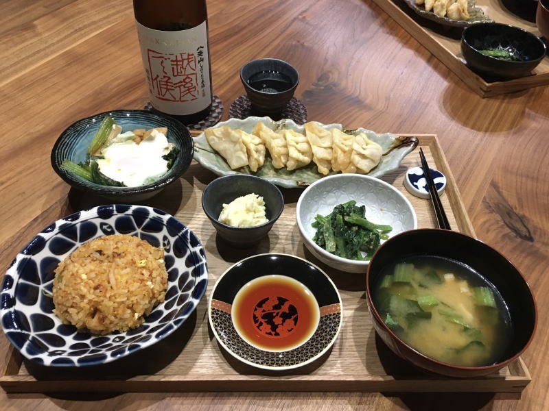 献立 キムチチャーハン 揚げ餃子 小松菜と油揚げと卵の煮浸し ポテトサラダ ほうれん草の胡麻和え 小松菜のお味噌汁 日本酒 Kajuの 今日のお料理 簡単レシピ