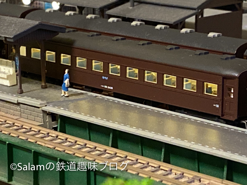 最新 KATOとTOMIXの旧客を混ぜて使える様に、内装塗装、室内灯をKATO 鉄道模型