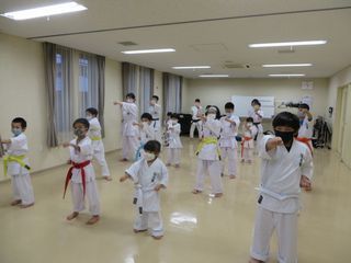 土曜日空手 宮の沢教室 八軒教室 麻生教室 新しい仲間!_c0118332_21472726.jpg